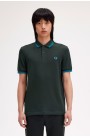 Fred Perry polo manga corta color verde noche con ribetes de dos franjas azul bahía en cuello y puños