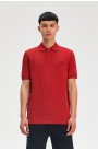 Fred Perry polo rojo tostado con corona de laurel bordada en azul marino. Polo de manga corta confeccionado en algodón piqué