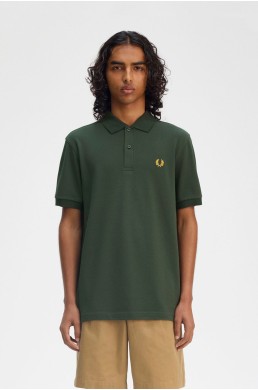 Fred Perry polo de manga corta color verde pista con corona de laurel bordada en color panal de abeja