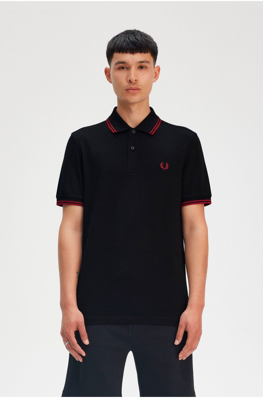 Fred Perry polo de manga corta negro con ribete de dos franjas en color rojo tostado en cuello y puños