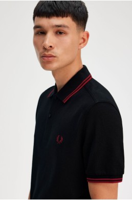 Fred Perry polo negro con ribete de dos franjas y manga corta