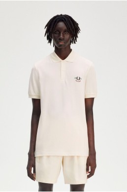 Fred Perry polo color crudo con corona de laurel vintage y Chosen by Champions bordado