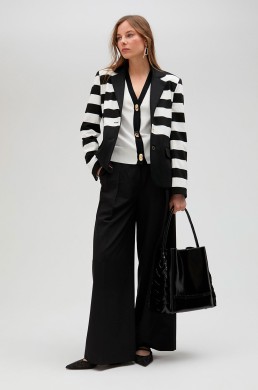 Blazer entallada bicolor negra y blanca Lola Casademunt