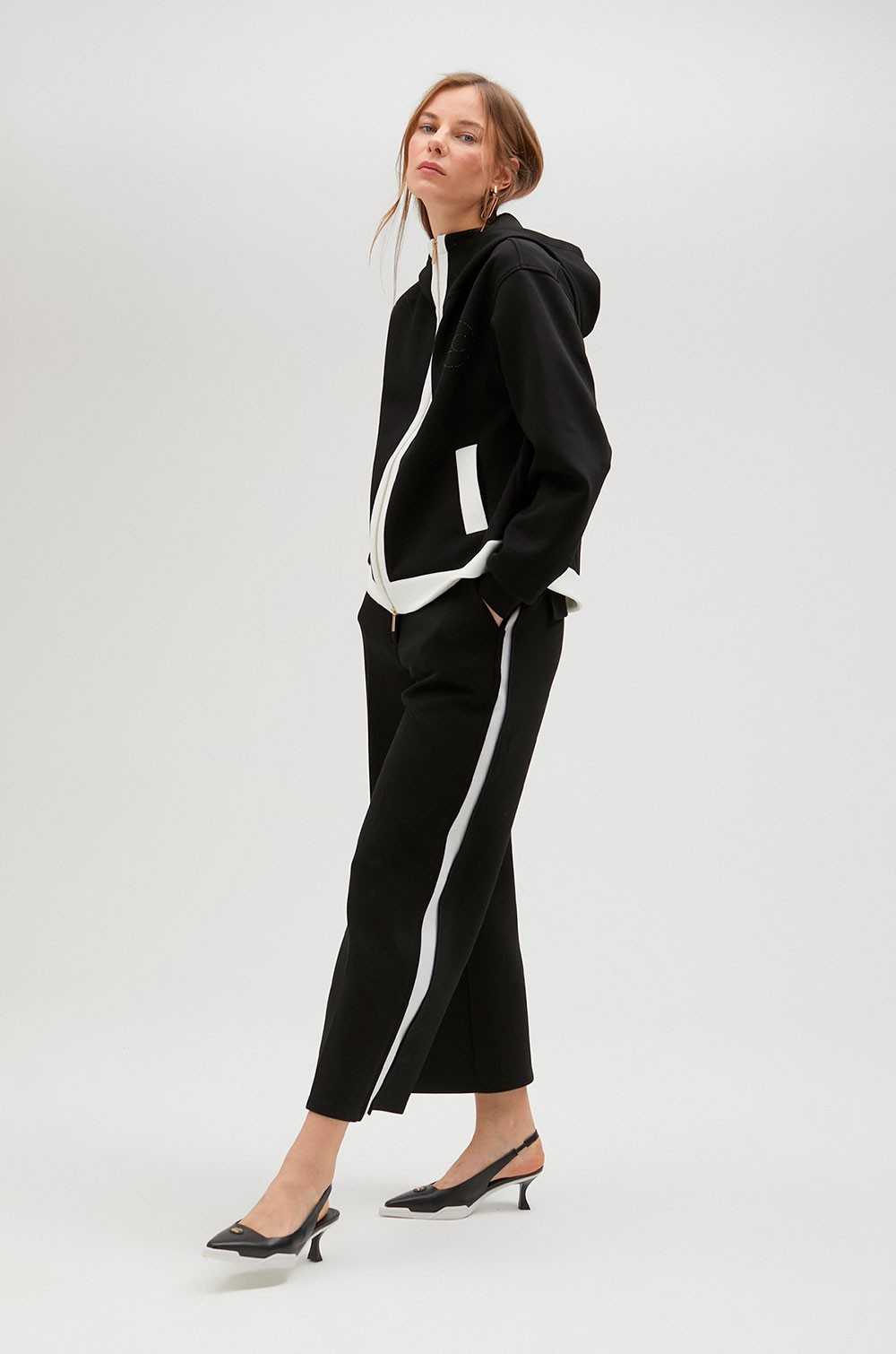 Comprar Lola Casademunt pantalón negro con raya blanca