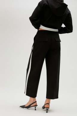 Pantalón cropped fluido negro de Lola Casademunt