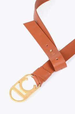 Lola Casademunt cinturón camel logo LC