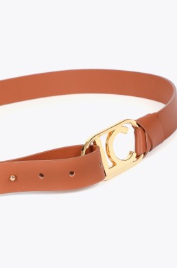 Lola Casademunt cinturón camel con hebilla metálica ovalada y logo LC