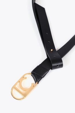 Lola Casademunt cinturón negro hebilla metálica ovalada logo LC