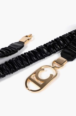 Cinturón negro elástico efecto piel con broche ovalado dorado y logo LC