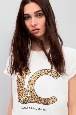 Lola Casademunt camiseta blanca leopardo