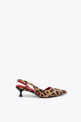 Lola Casademunt zapato de tacón bajo con estampado de leopardo