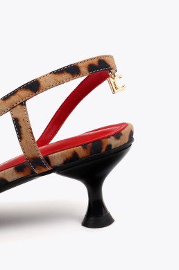Lola Casademunt zapato bajo estampado leopardo