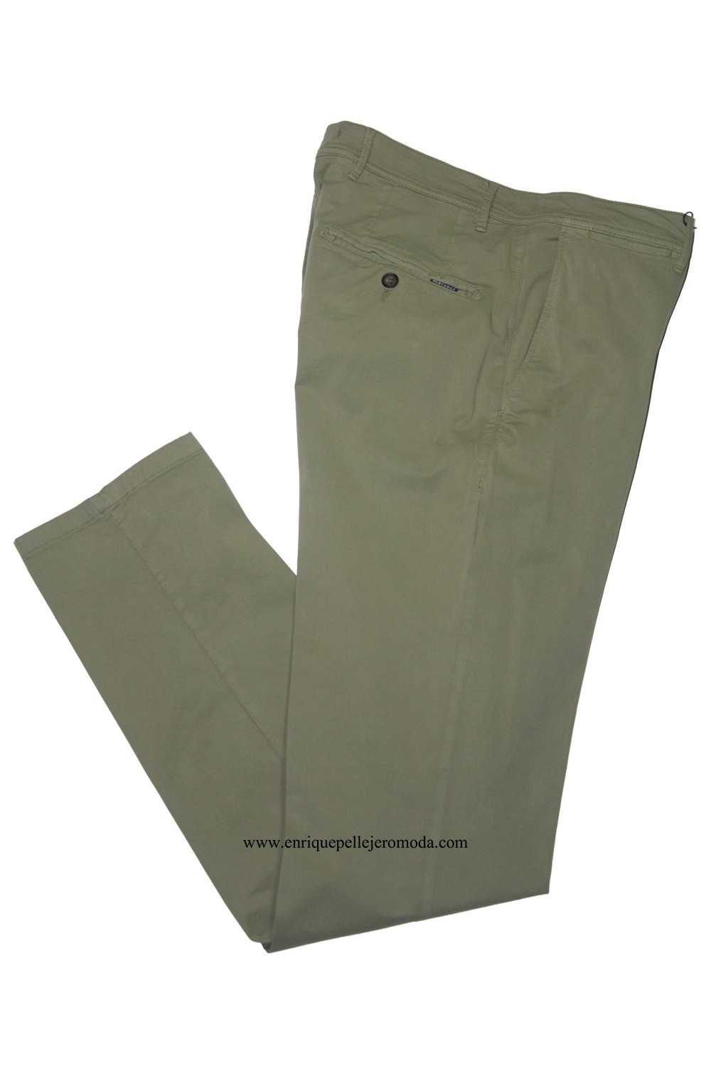 Pertegaz pantalón chino verde claro