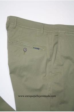 Pertegaz pantalón de algodón verde claro
