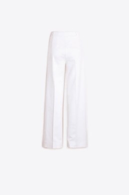 Pantalón blanco pata ancha Vilagallo look mujer verano