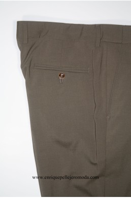 Detalle bolsillo pantalón Pertegaz marrón botón trasero
