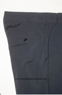 Detalle bolsillo pantalón Pertegaz azul con botón trasero
