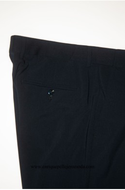 Detalle bolsillo trasero pantalón Pertegaz azul marino con cintura elástica