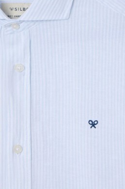 Detalle rayas camisa lino Silbon celeste hombre