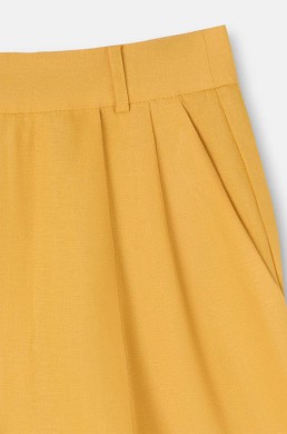 Detalle pliegues pantalón lino amarillo Silbon mujer