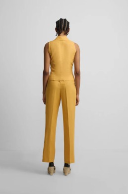 Pantalón recto amarillo Silbon look verano mujer
