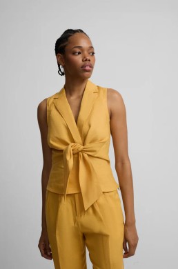 Detalle cuello solapa top lino amarillo Silbon mujer