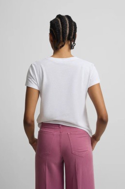 Camiseta blanca Silbon espalda look casual verano mujer