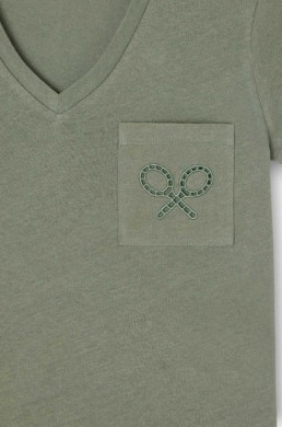 Detalle bolsillo parche raqueta camiseta verde Silbon mujer