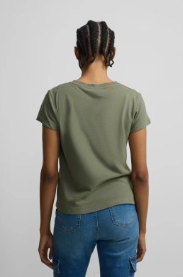 Camiseta verde Silbon espalda look casual verano mujer