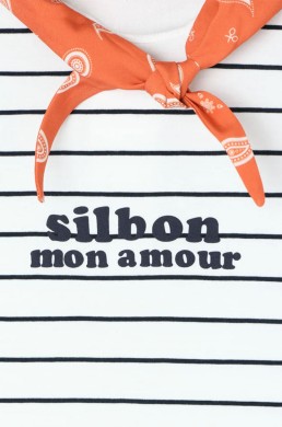 Detalle bandana naranja camiseta rayas Silbon mujer