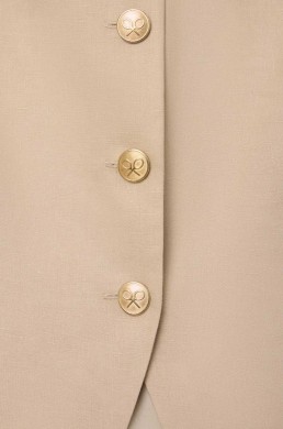Detalle botones dorados chaleco beige Silbon mujer