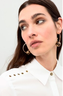 Detalle tachas doradas camisa blanca Lola Casademunt