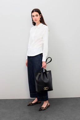 Camisa blanca Lola Casademunt look casual chic mujer