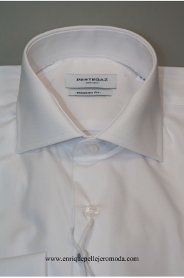 Detalle cuello camisa blanca Pertegaz hombre