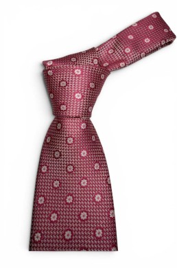 Detalle flores blancas corbata rosa hombre