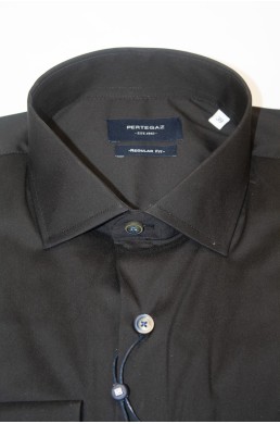 Detalle cuello camisa negra Pertegaz hombre