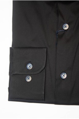 Camisa negra elástica Pertegaz vestir hombre detalle puño