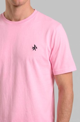 Detalle logo azul marino camiseta rosa Valecuatro
