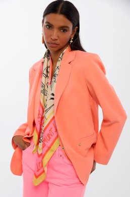 Americana coral Lola Casademunt mujer