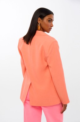 Americana mujer coral Lola Casademunt espalda