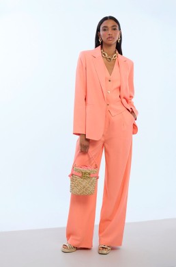 Chaleco elegante mujer Lola Casademunt coral