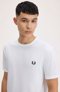 Detalle corona laurel negra camiseta Fred Perry