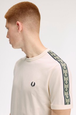 Detalle cinta deportiva camiseta cruda Fred Perry hombre