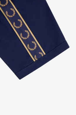 Detalle cinta deportiva camiseta azul tenis Fred Perry