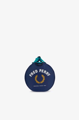 Detalle logotipo bolsa deportiva Fred Perry