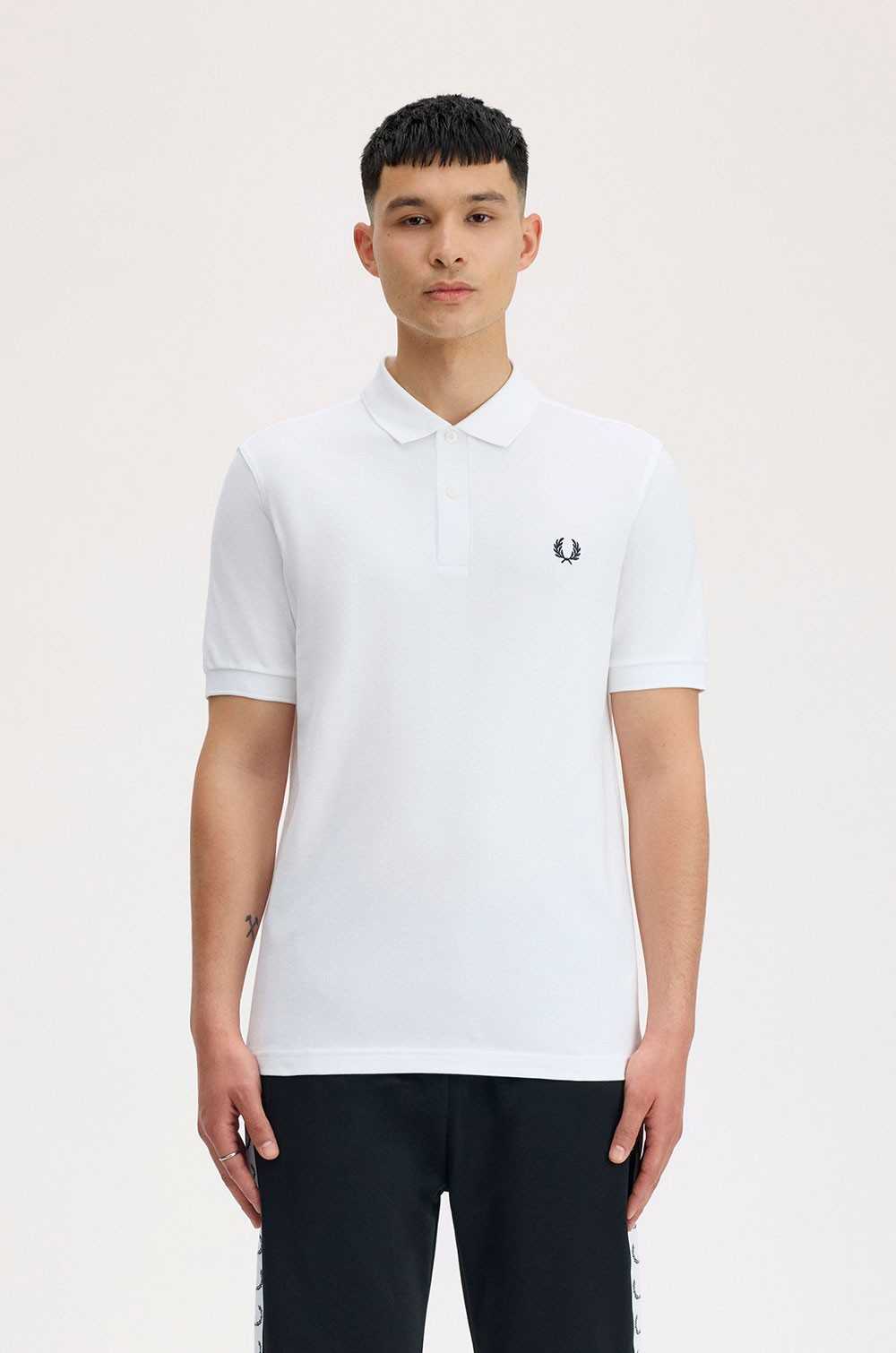 Polo blanco Fred Perry corona azul marino hombre