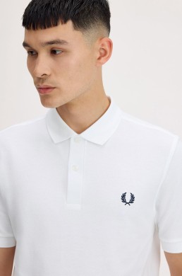 Detalle corona laurel azul marino polo Fred Perry
