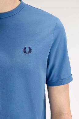 Camiseta azul Fred Perry con corona de laurel en contraste