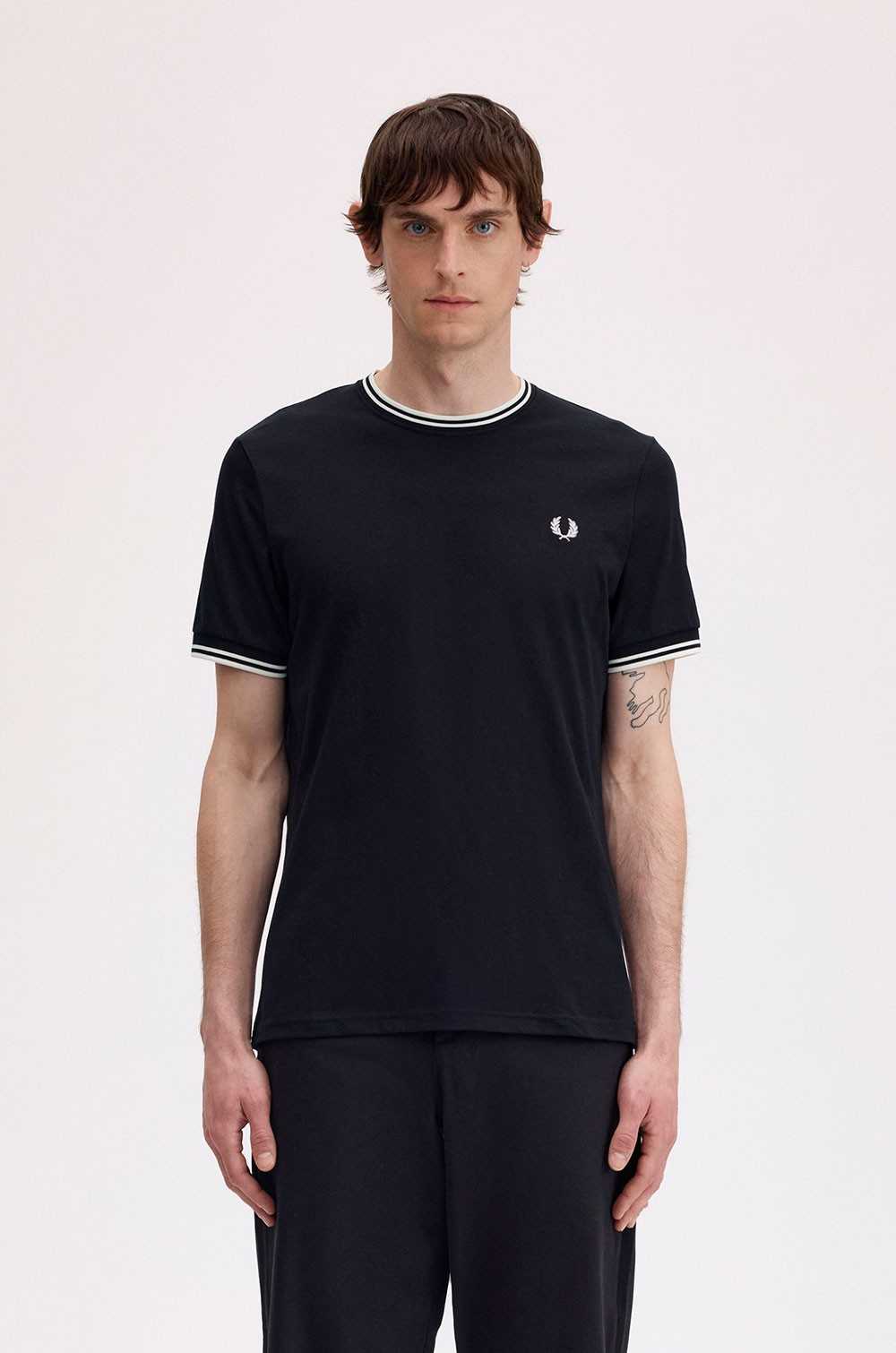 Camiseta negra ribete blanco Fred Perry hombre