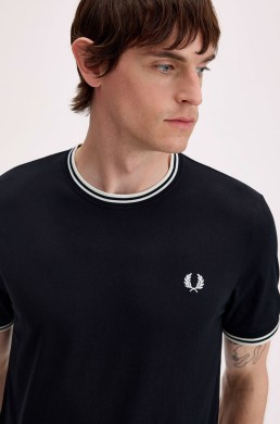 Detalle ribetes blancos camiseta Fred Perry negra